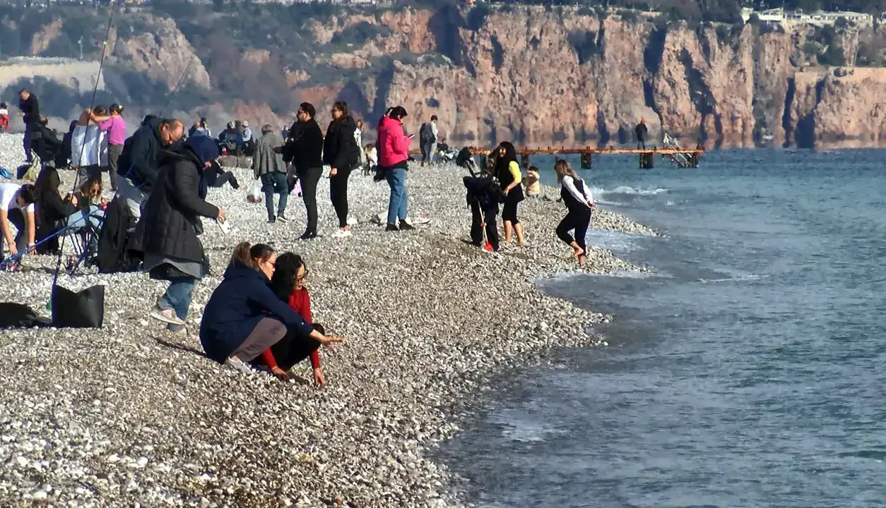 Konyaaltı Sahili’nde Güneşlenip Denize Girdiler 10
